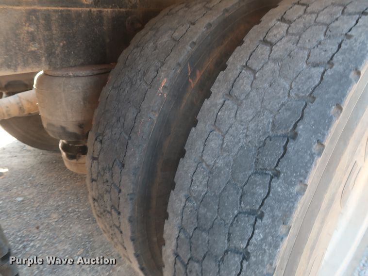 image for item DJ1752 2015 Peterbilt 389  semi truck