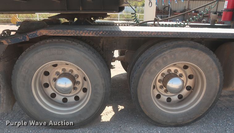 image for item DJ1752 2015 Peterbilt 389  semi truck