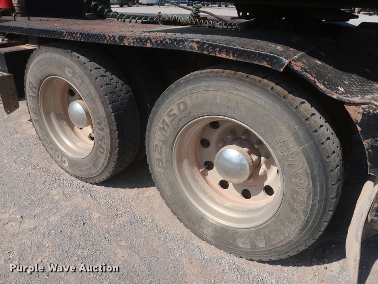 image for item DJ1752 2015 Peterbilt 389  semi truck