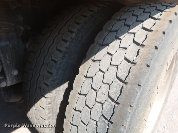 image for item DJ1752 2015 Peterbilt 389  semi truck