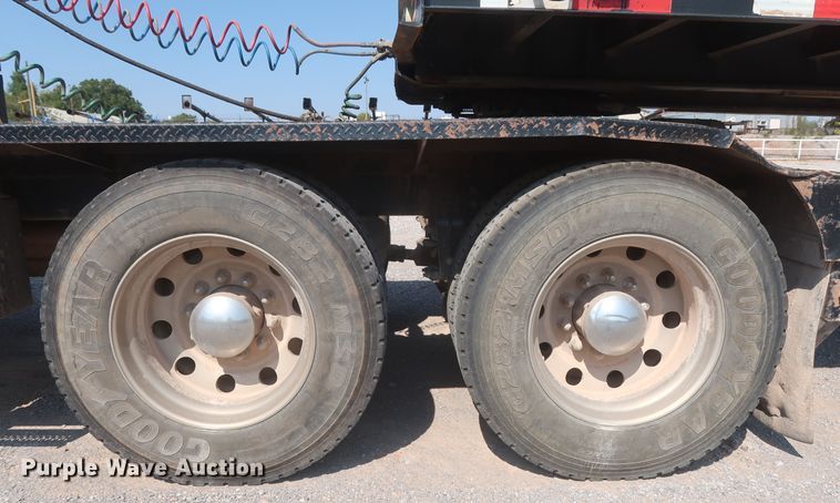 image for item DJ1752 2015 Peterbilt 389  semi truck