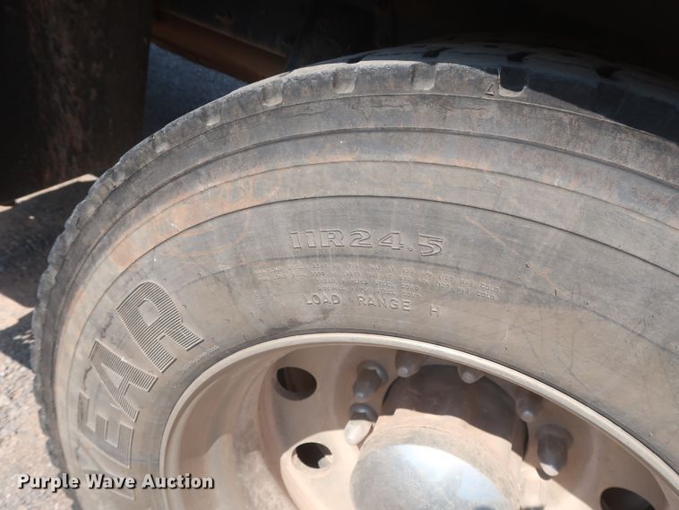 image for item DJ1752 2015 Peterbilt 389  semi truck