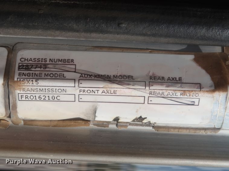 image for item DJ1752 2015 Peterbilt 389  semi truck