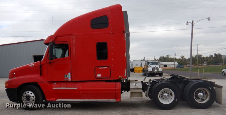 image for item DY9548 2007 Freightliner Century Class  semi truck