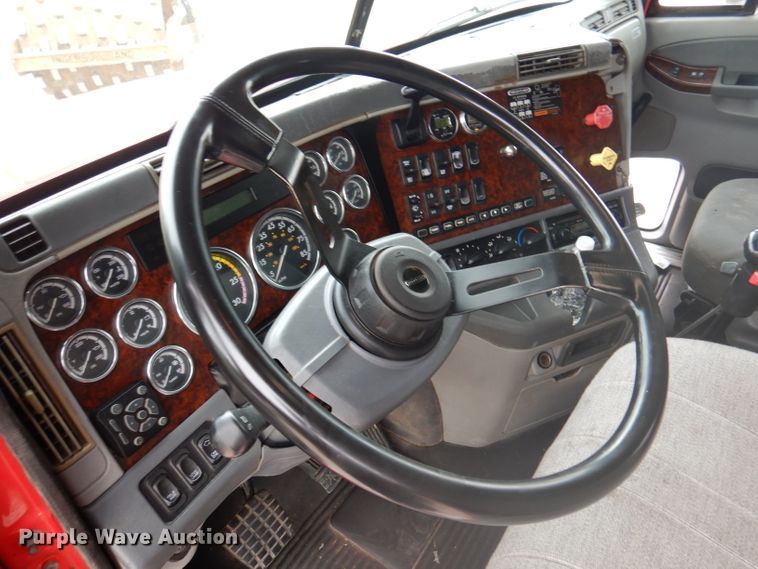 image for item DY9548 2007 Freightliner Century Class  semi truck