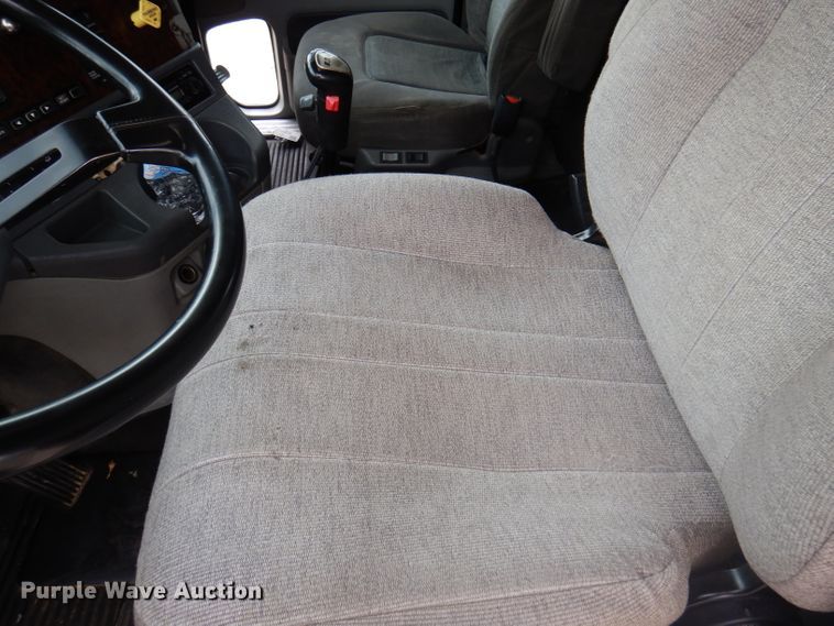 image for item DY9548 2007 Freightliner Century Class  semi truck