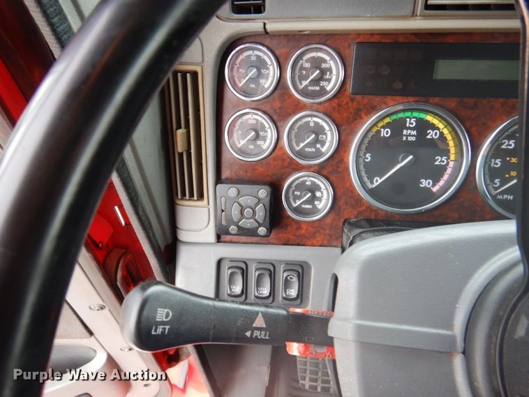 image for item DY9548 2007 Freightliner Century Class  semi truck