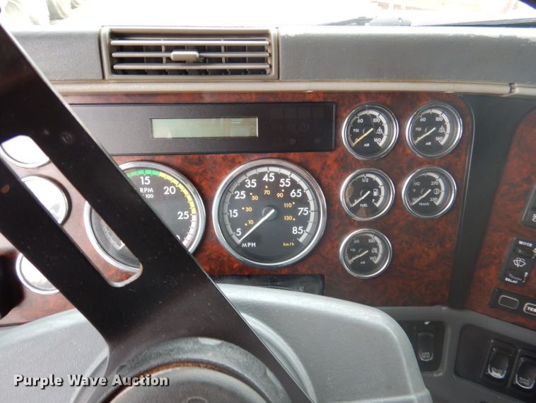 image for item DY9548 2007 Freightliner Century Class  semi truck