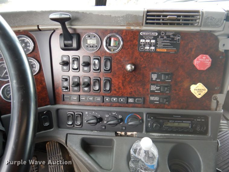 image for item DY9548 2007 Freightliner Century Class  semi truck