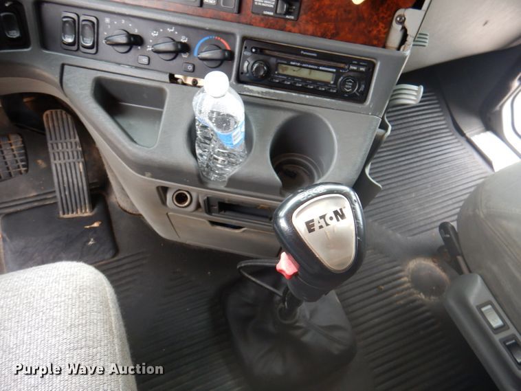 image for item DY9548 2007 Freightliner Century Class  semi truck