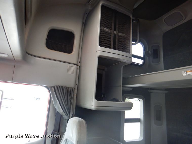 image for item DY9548 2007 Freightliner Century Class  semi truck