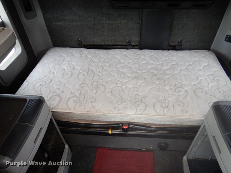 image for item DY9548 2007 Freightliner Century Class  semi truck