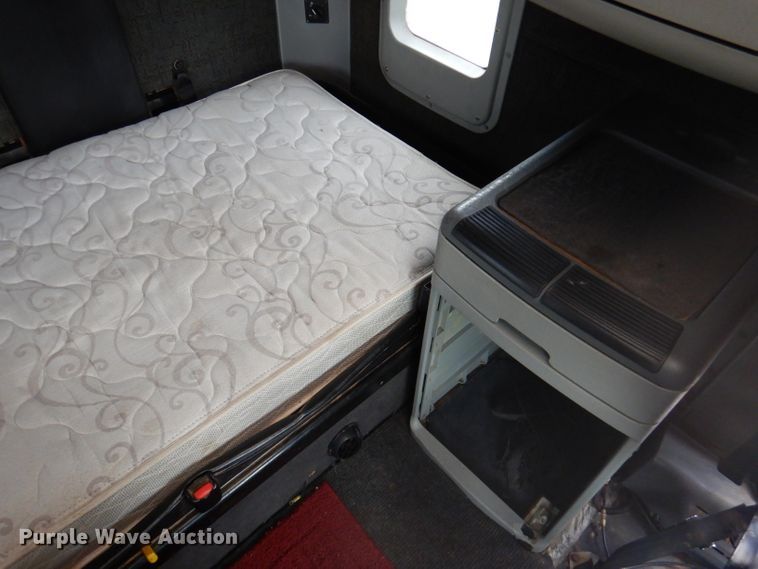 image for item DY9548 2007 Freightliner Century Class  semi truck