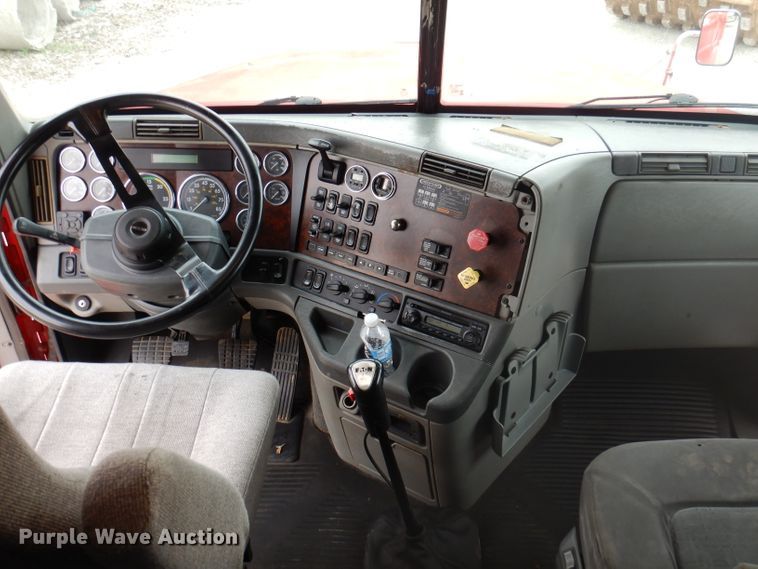image for item DY9548 2007 Freightliner Century Class  semi truck