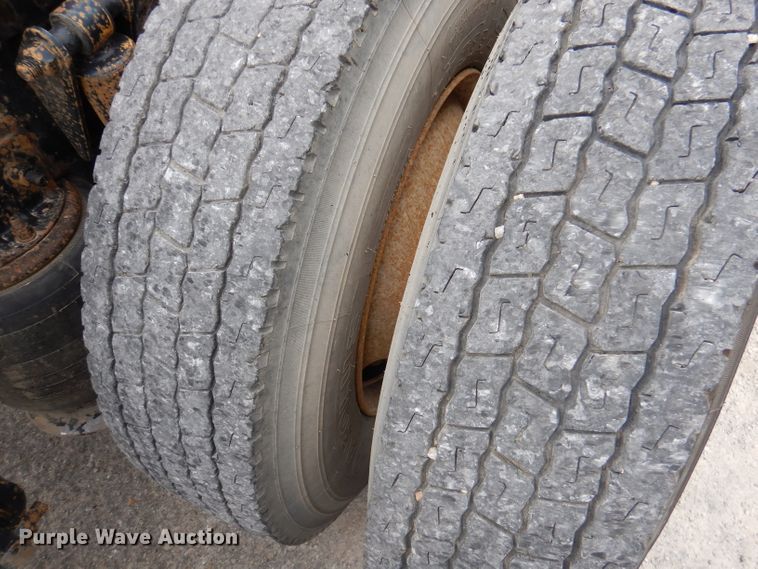 image for item DY9548 2007 Freightliner Century Class  semi truck