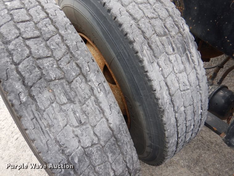 image for item DY9548 2007 Freightliner Century Class  semi truck