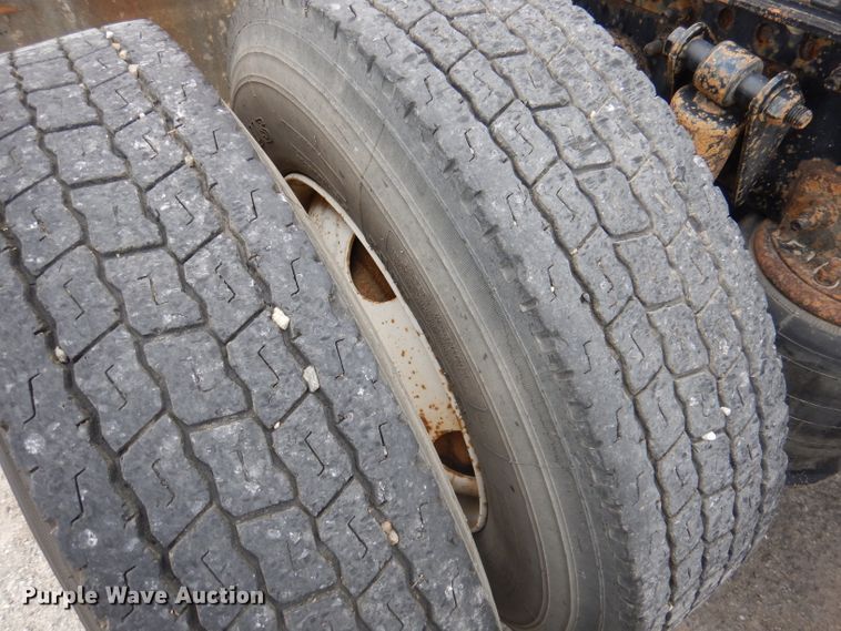 image for item DY9548 2007 Freightliner Century Class  semi truck