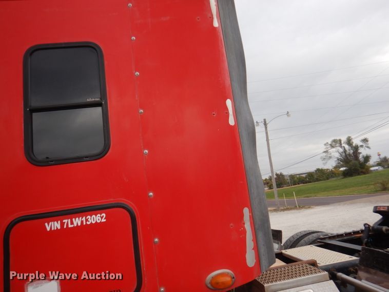 image for item DY9548 2007 Freightliner Century Class  semi truck