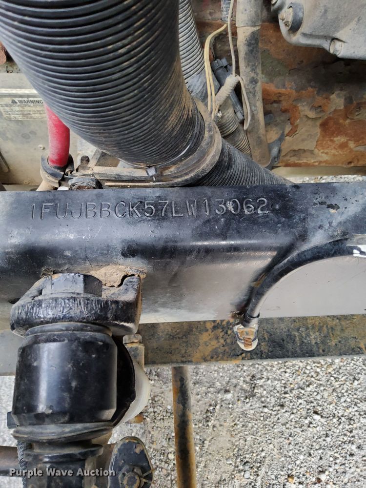 image for item DY9548 2007 Freightliner Century Class  semi truck