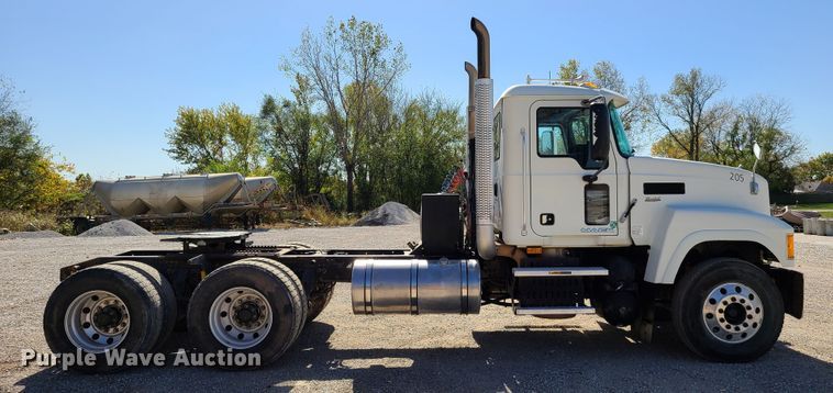 image for item EL9505 2010 Mack CHU semi truck