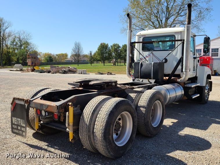 image for item EL9505 2010 Mack CHU semi truck