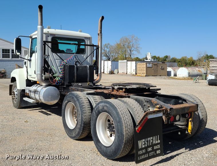 image for item EL9505 2010 Mack CHU semi truck