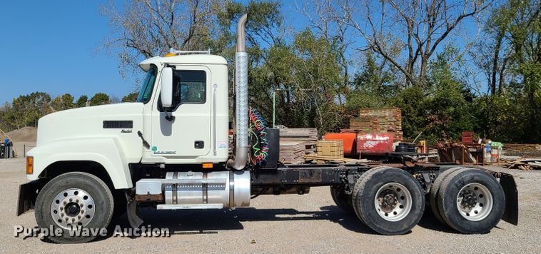 image for item EL9505 2010 Mack CHU semi truck