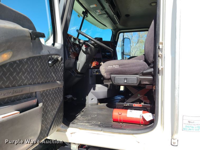 image for item EL9505 2010 Mack CHU semi truck