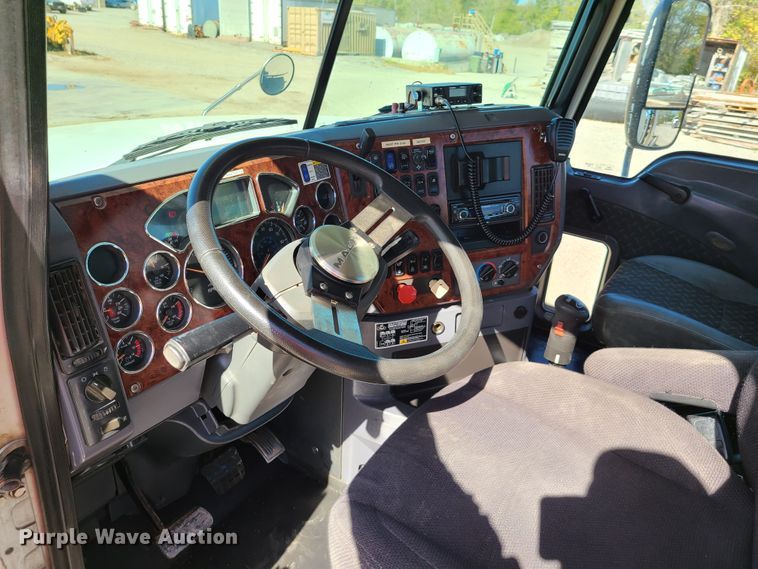 image for item EL9505 2010 Mack CHU semi truck