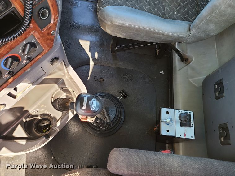 image for item EL9505 2010 Mack CHU semi truck