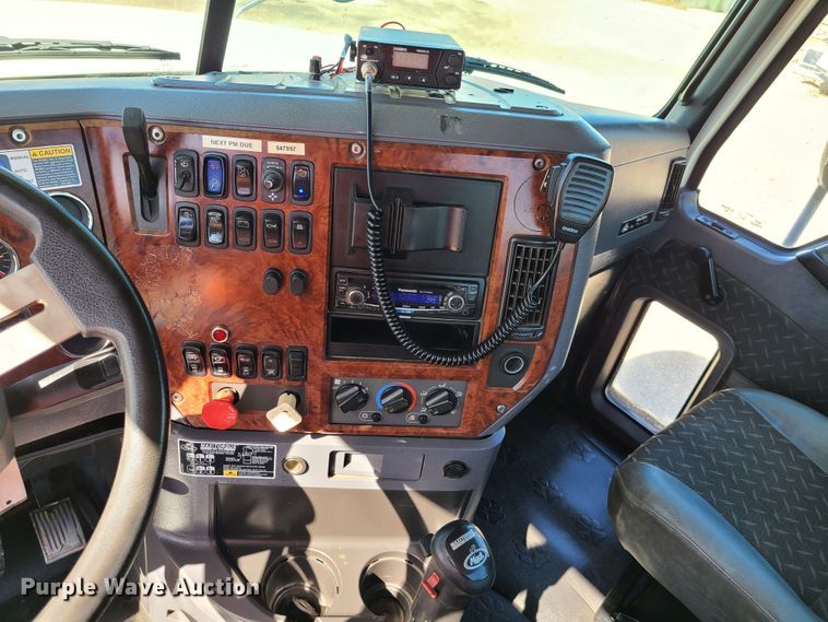 image for item EL9505 2010 Mack CHU semi truck