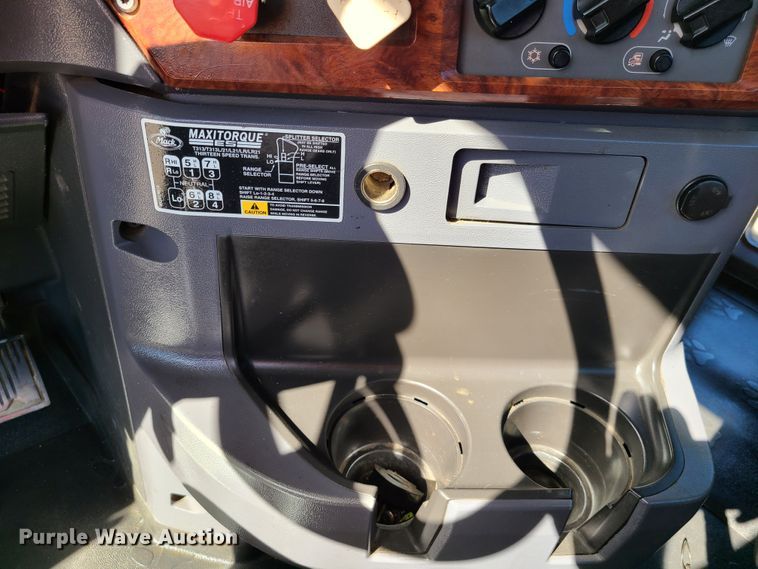 image for item EL9505 2010 Mack CHU semi truck