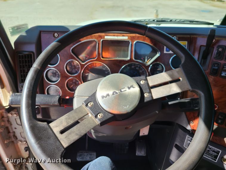 image for item EL9505 2010 Mack CHU semi truck