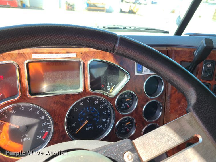 image for item EL9505 2010 Mack CHU semi truck