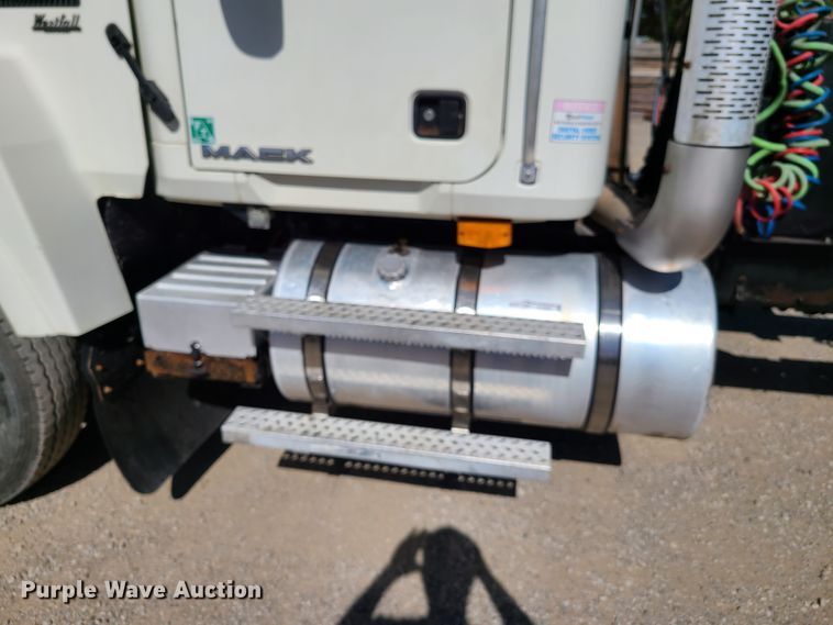 image for item EL9505 2010 Mack CHU semi truck