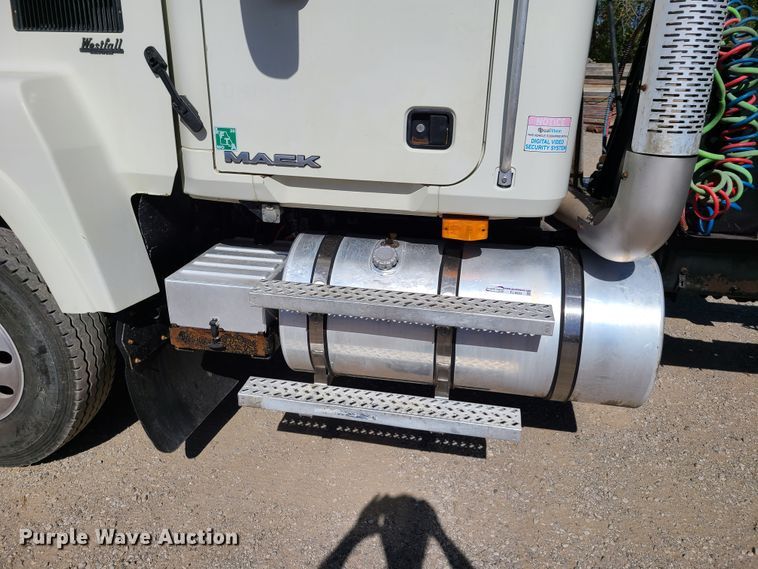 image for item EL9505 2010 Mack CHU semi truck