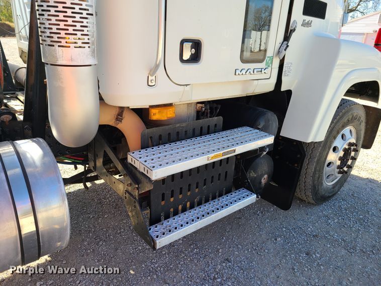 image for item EL9505 2010 Mack CHU semi truck