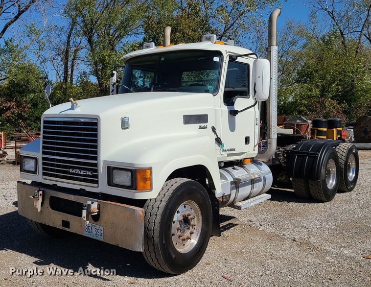 image for item EL9506 2010 Mack CHU  semi truck