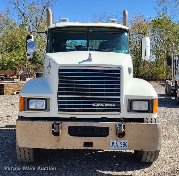 image for item EL9506 2010 Mack CHU  semi truck