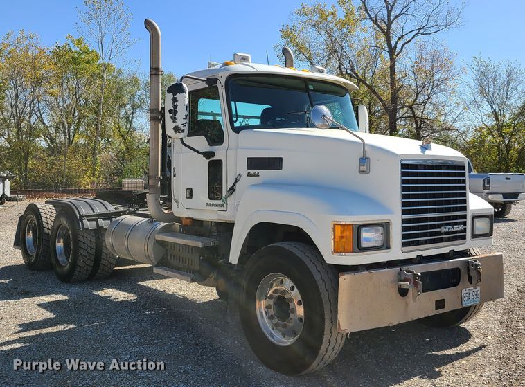 image for item EL9506 2010 Mack CHU  semi truck