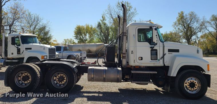 image for item EL9506 2010 Mack CHU  semi truck