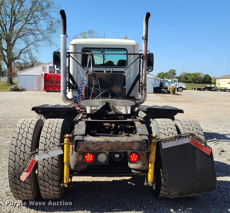 image for item EL9506 2010 Mack CHU  semi truck