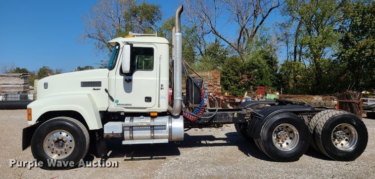 image for item EL9506 2010 Mack CHU  semi truck