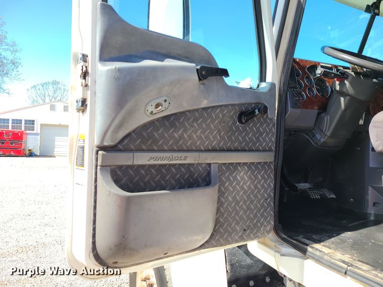 image for item EL9506 2010 Mack CHU  semi truck