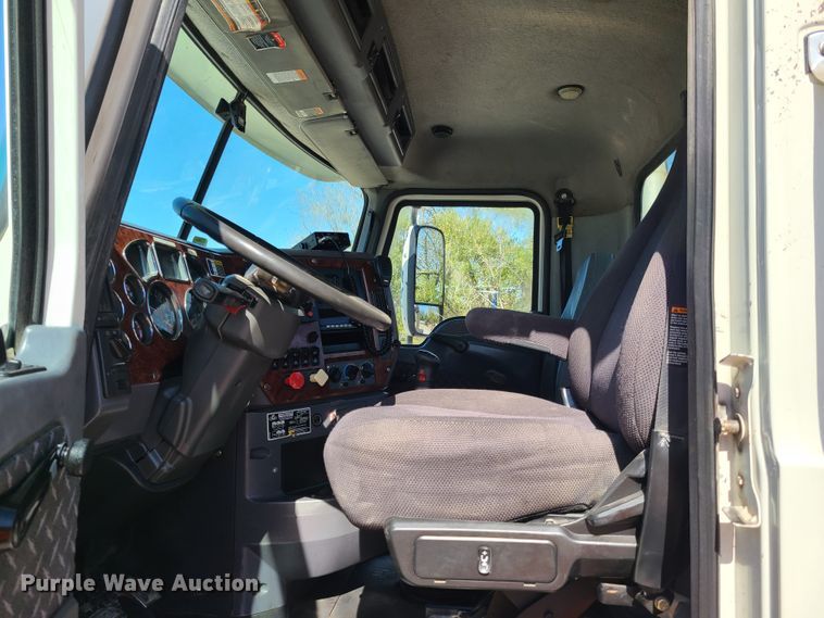 image for item EL9506 2010 Mack CHU  semi truck