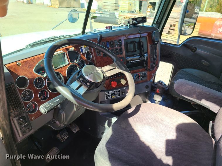 image for item EL9506 2010 Mack CHU  semi truck