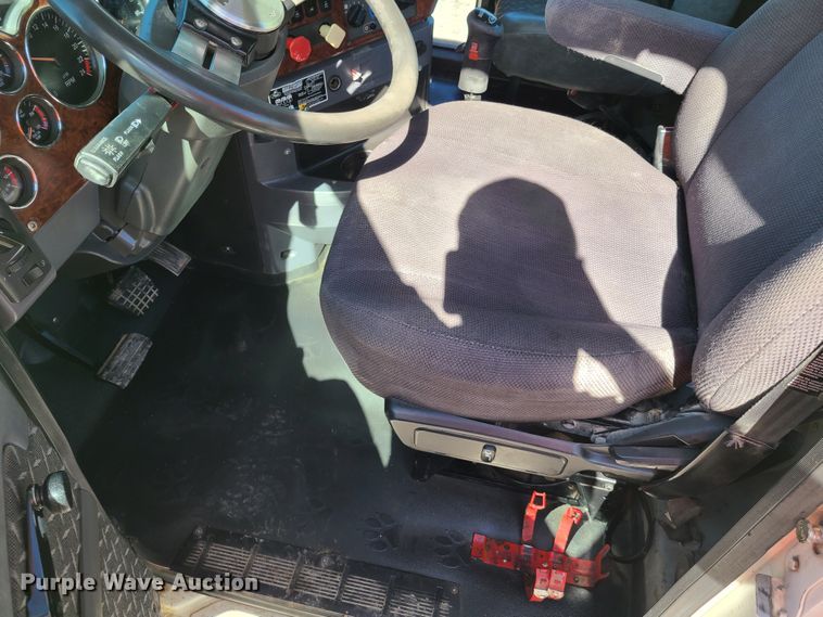 image for item EL9506 2010 Mack CHU  semi truck