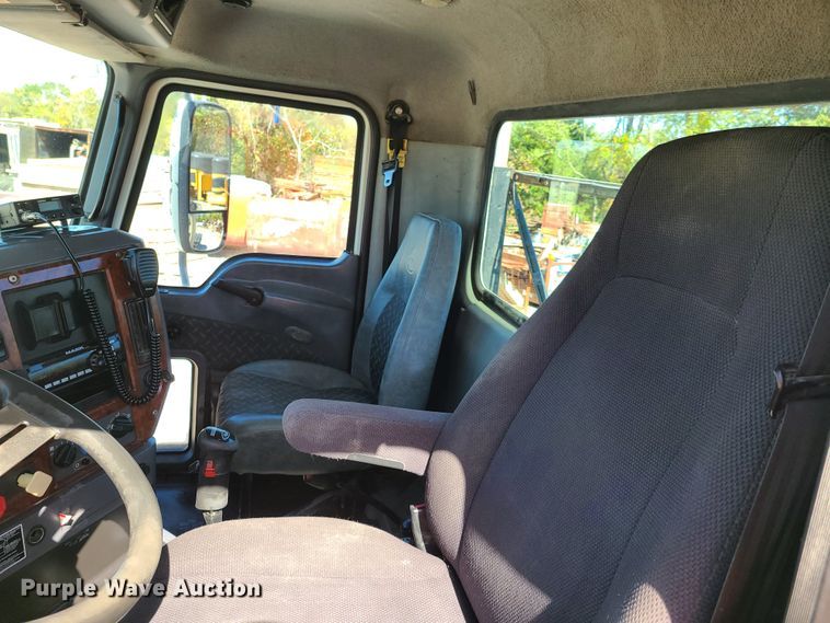 image for item EL9506 2010 Mack CHU  semi truck