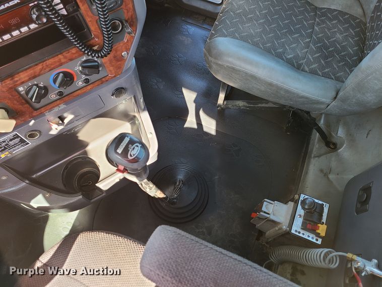 image for item EL9506 2010 Mack CHU  semi truck