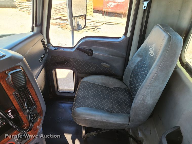 image for item EL9506 2010 Mack CHU  semi truck